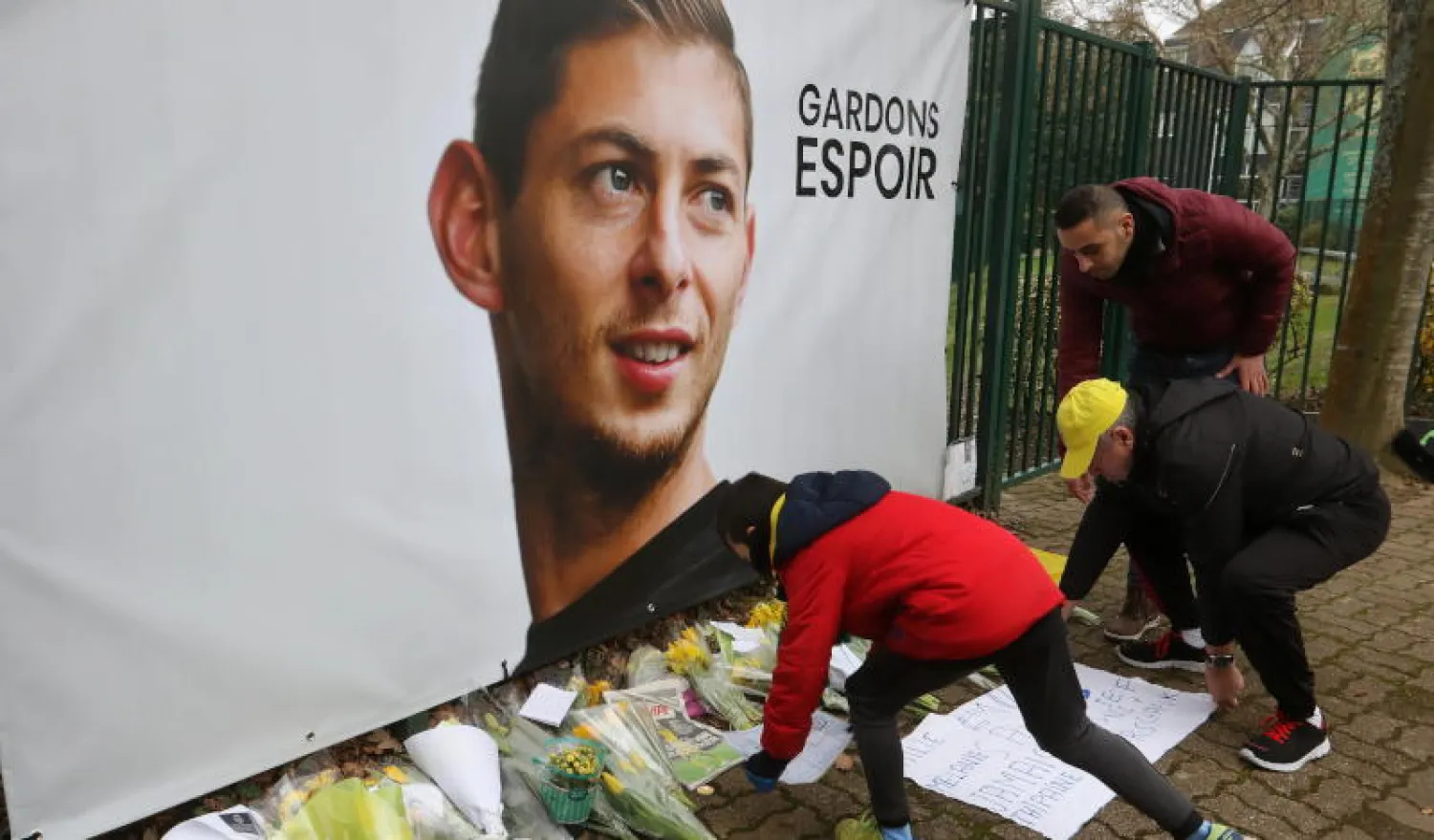 ملصق يحمل صورة اللاعب الأرجنتيني إيميليانو سالا (إ.ب.أ)