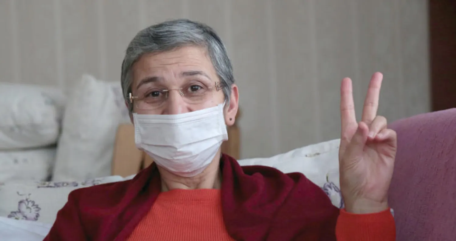 نائبة البرلمان عن حزب الشعوب الديمقراطي ليلى جوفان بعد الإفراج عنها بشروط بعد تدهور حالتها الصحية في السجن لإضرابها عن الطعام منذ 11 أسبوعا (رويترز)