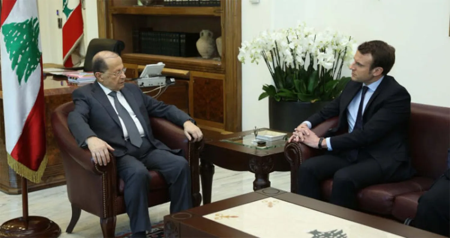 الرئيس الفرنسي إيمانويل ماكرون والرئيس اللبناني ميشيل عون بلقاء سابق في لبنان. («الشرق الأوسط»)