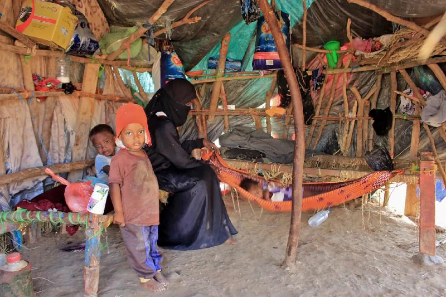 يمنيون في مخيم للنازحين شمال محافظة حجة (أ.ف.ب)