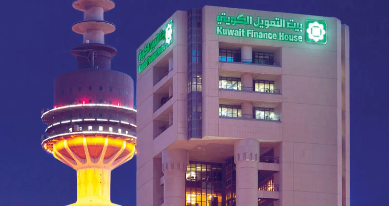 شعار بيت التمويل الكويتي على أحد الأبنية في العاصمة الكويت (الشرق الأوسط)