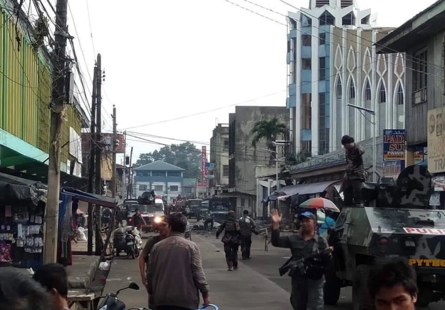 عناصر من رجال الأمن الفلبينيين في موقع الانفجار(أ.ف.ب)