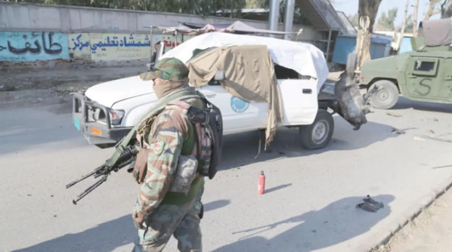 26 Ocak’ta Celalabad dışındaki bir karayolunda meydana gelen patlamanın etkilerini inceleyen Afgan askeri (EPA)