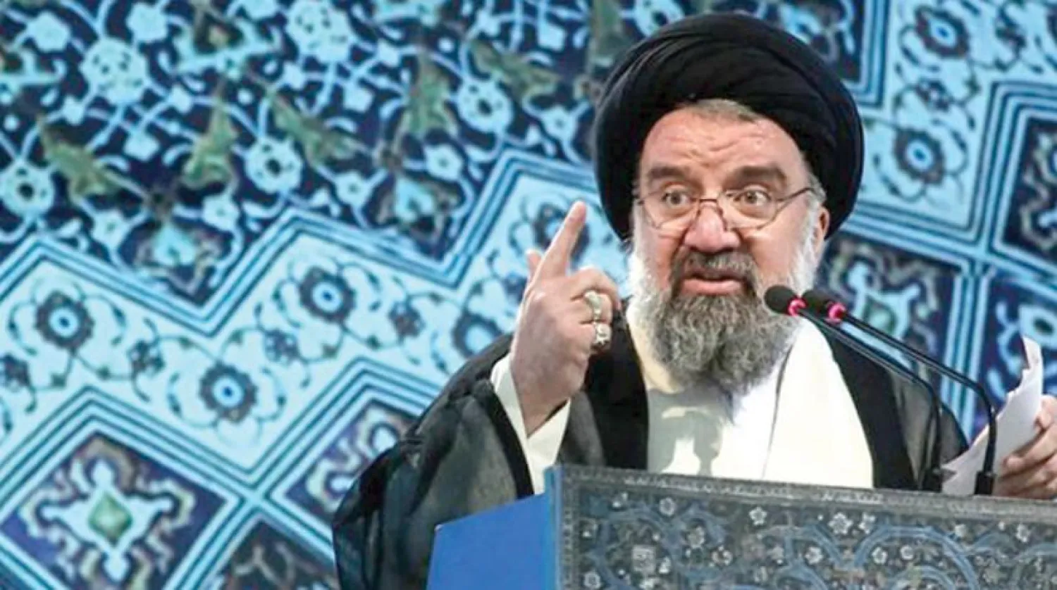 ​Uzmanlar Meclisi üyesi Ayetullah Ahmed Hatemi geçtiğimiz ay Tahran’da bir camide Cuma günü vaaz verirken (Mehr)