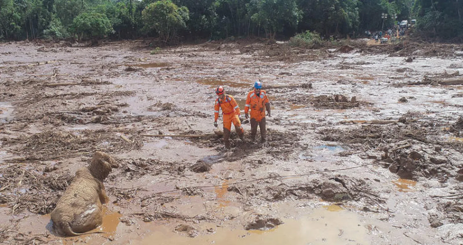 رجال الإطفاء يجلون سكان القرى القريبة من السد (أ.ب)