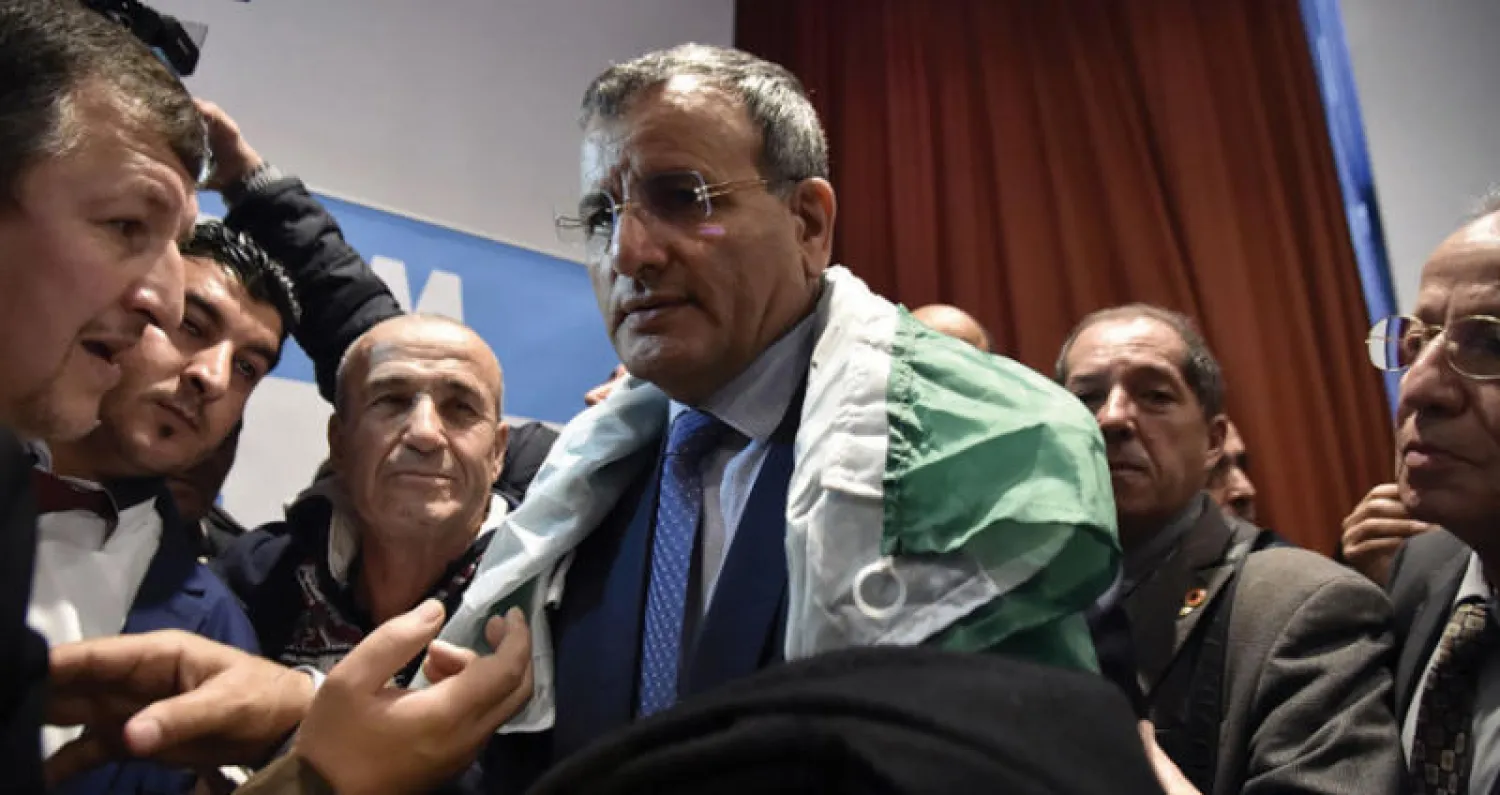 غديري يغادر مقر انعقاد مؤتمره الصحافي في الجزائر أمس (أ.ف.ب)