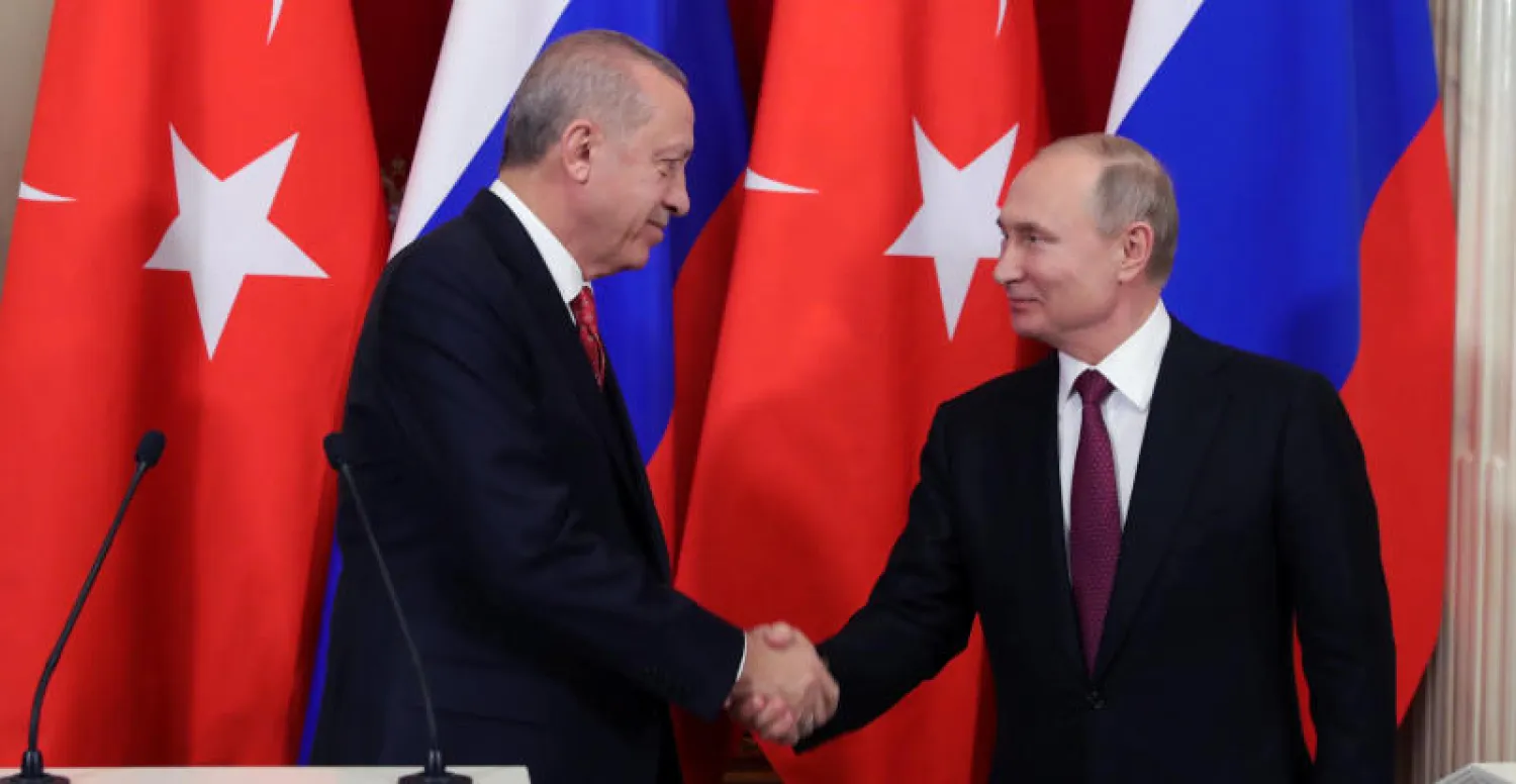 الرئيس الروسي فلاديمير بوتين يصافح نظيره التركي رجب طيب إردوغان خلال قمتهما في موسكو (رويترز)