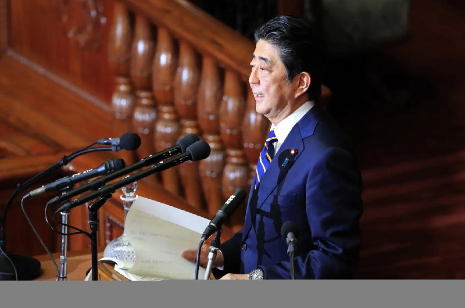 رئيس الوزراء الياباني شينزو آبي في خطابه أمام البرلمان (أ.ف.ب)