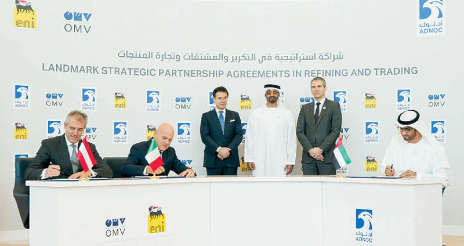الرؤساء التنفيذيون لـ«أدنوك» و«إيني» و«أو إم في» يوقعون الاتفاقيتين (الشرق الأوسط)