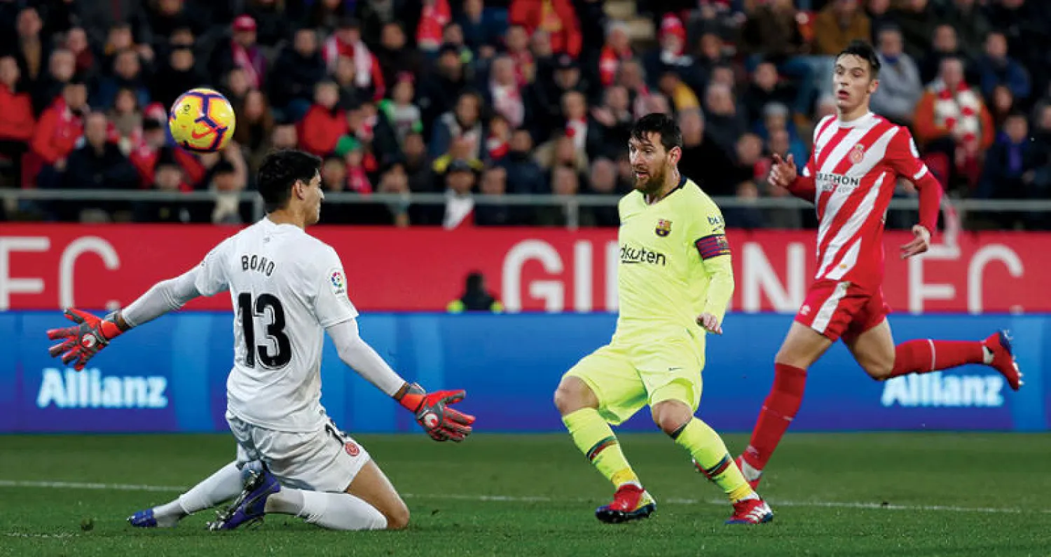 ميسي يسجل هدف برشلونة الثاني بتسديدة ساقطة من فوق حارس جيرونا (رويترز)