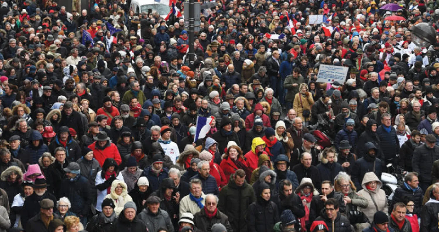 جانب من مظاهرة «الأوشحة الحمراء» في باريس أمس (أ.ف.ب)