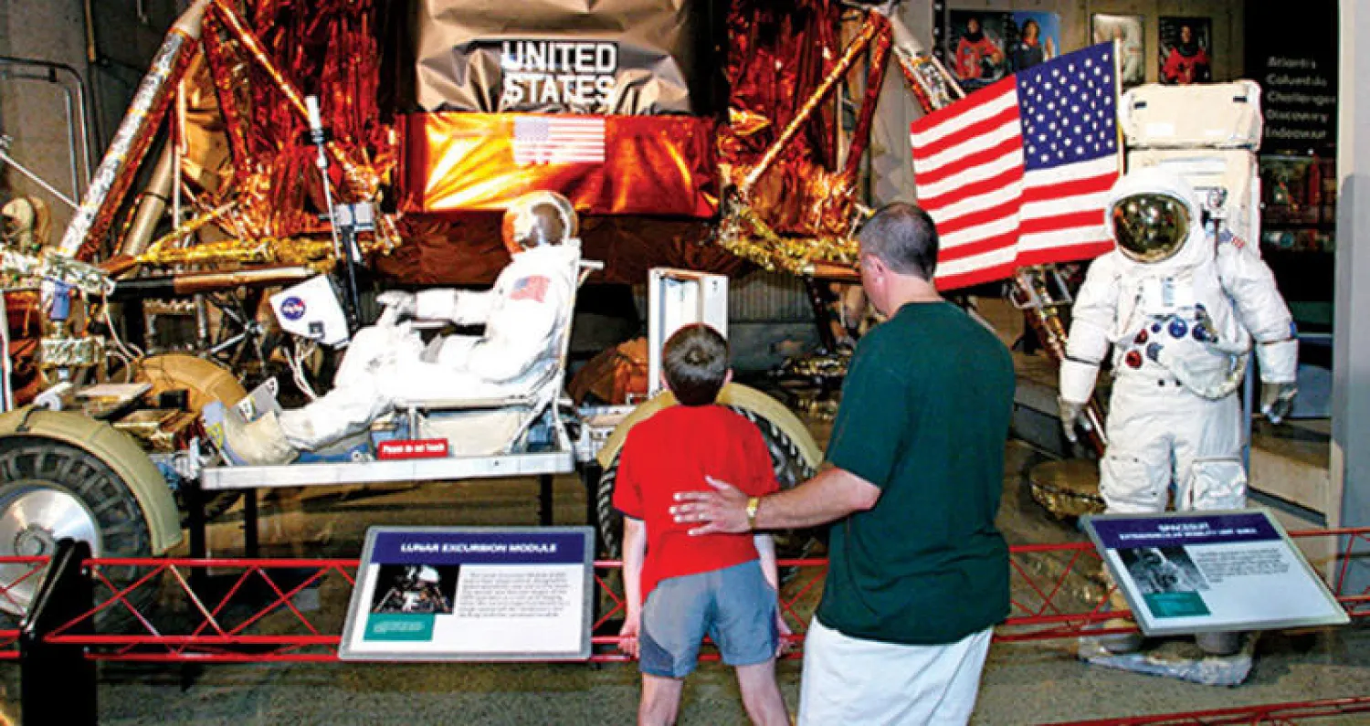  زوار متحف الصواريخ 