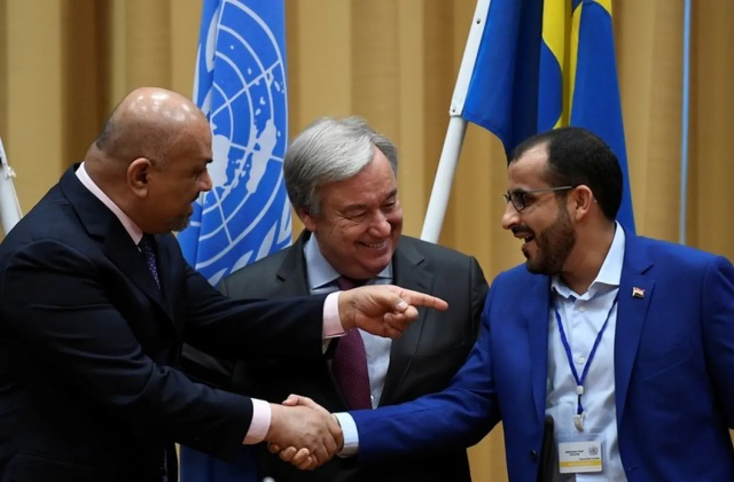 Head of Houthi delegation Mohammed Abdul-Salam (R) and Yemeni Foreign Minister Khaled al-Yaman (L) shake hands next to United Nations Secretary General Antonio Guterres (C), during the Yemen peace talks closing press conference at the Johannesberg castle in Rimbo, near Stockholm December 13, 2018. (Reuters)

