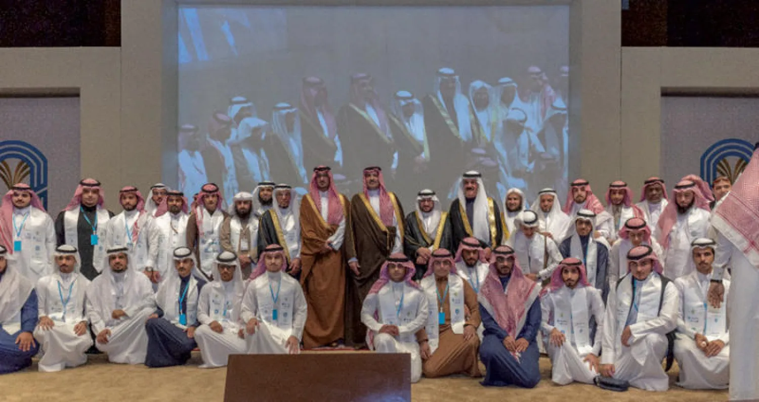 الأمير فيصل بن سلمان والأمير سعود بن خالد الفيصل مع طلاب «سفراء الوسطية» الذين يمثلون 30 جامعة وكلية سعودية (واس)