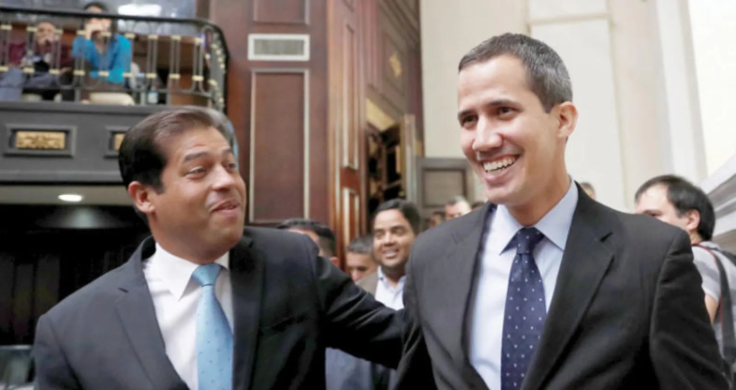 خوان غوايدو (يمين) امس خلال جلسة في البرلمان الذي تسيطر عليه المعارضة (رويترز)