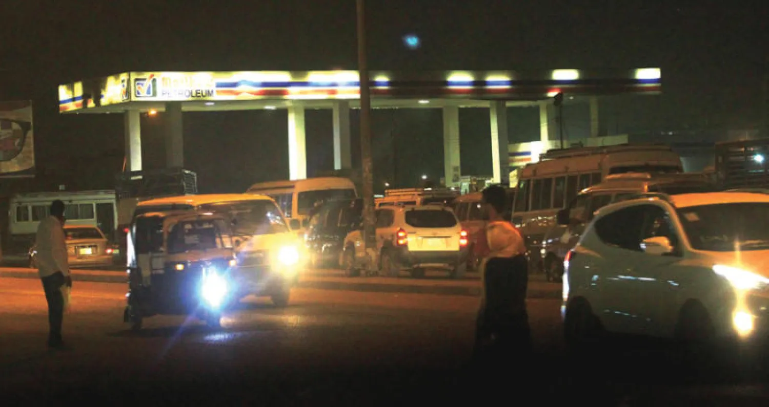 الحكومة السودانية أعلنت عن انفراج أزمة الوقود (رويترز)