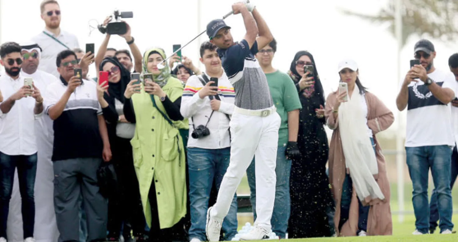 الملا يضرب الكرة خلال الجولة التعريفية للإعلاميين (تصوير: عبد الله الفالح)