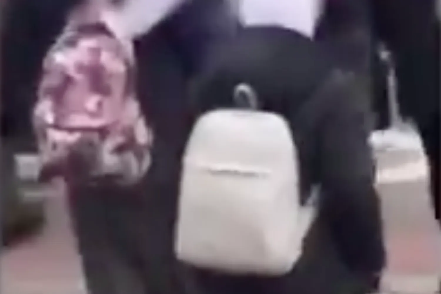 Londra’da Müslüman kız öğrencilere yönelik ırkçı video tepki çekti