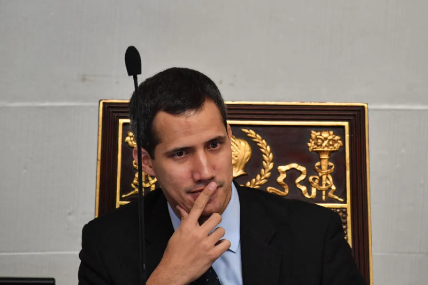 المعارض الفنزويلي خوان غوايدو الذي أعلن نفسه رئيساً بالوكالة لفنزويلا (أ.ف.ب)