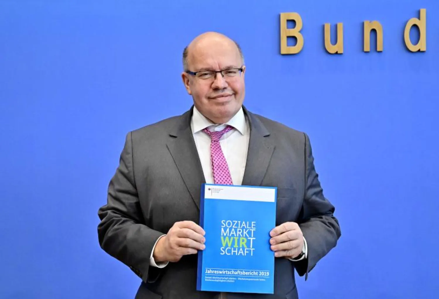 وزير الاقتصاد الألماني بيتر آلتماير يقدم التقرير الاقتصادي السنوي في برلين (أ. ف. ب)