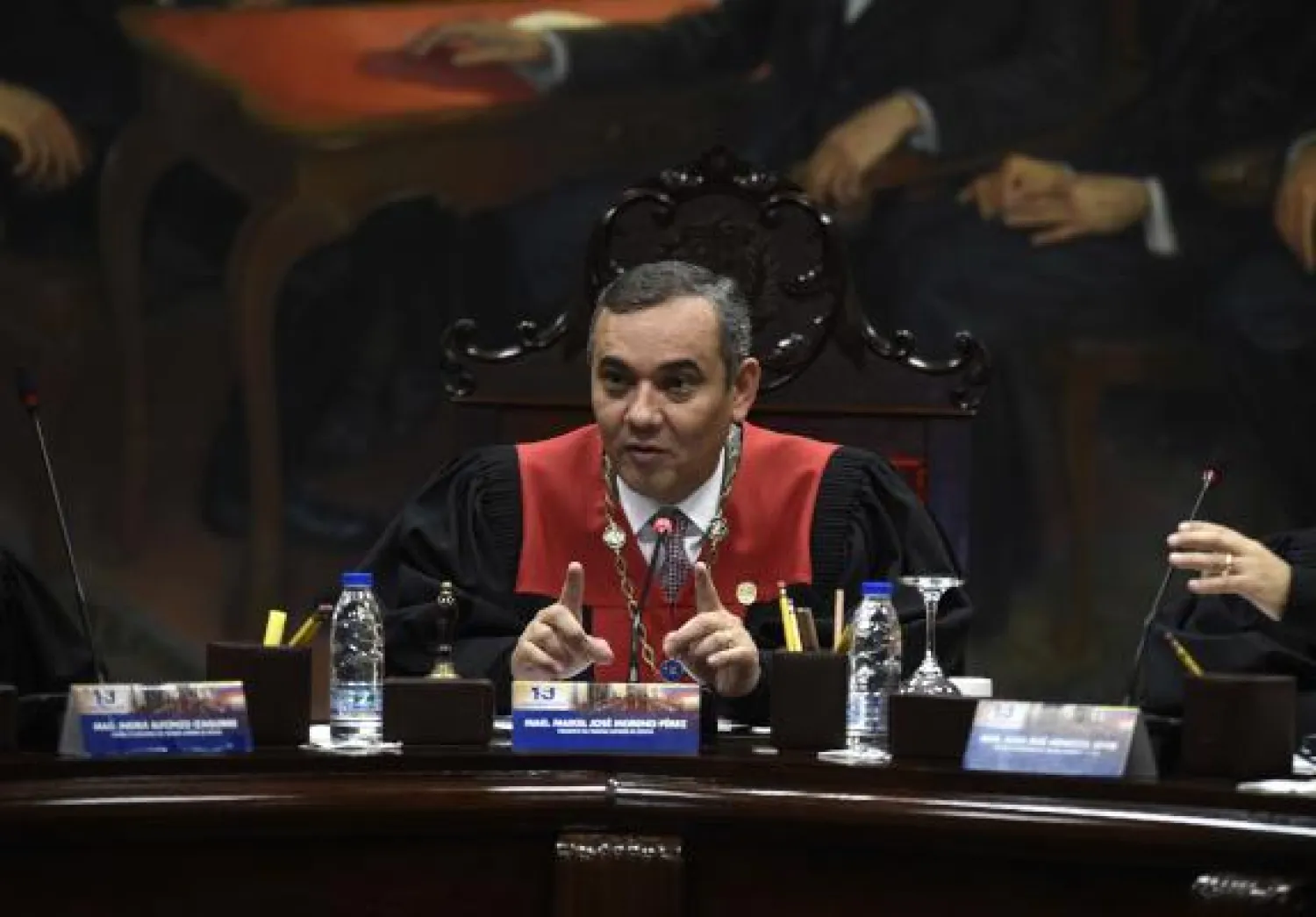 رئيس المحكمة العليا في فنزويلا مايكل مورينو خلال إعلانه منع غوايدو من السفر وتجميد حساباته (ا.ف.ب)