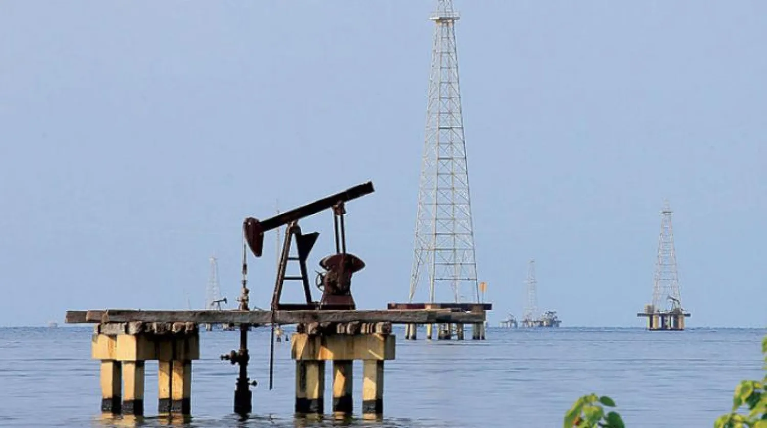 Venezuela sahilinde bir petrol alanı (Reuters)