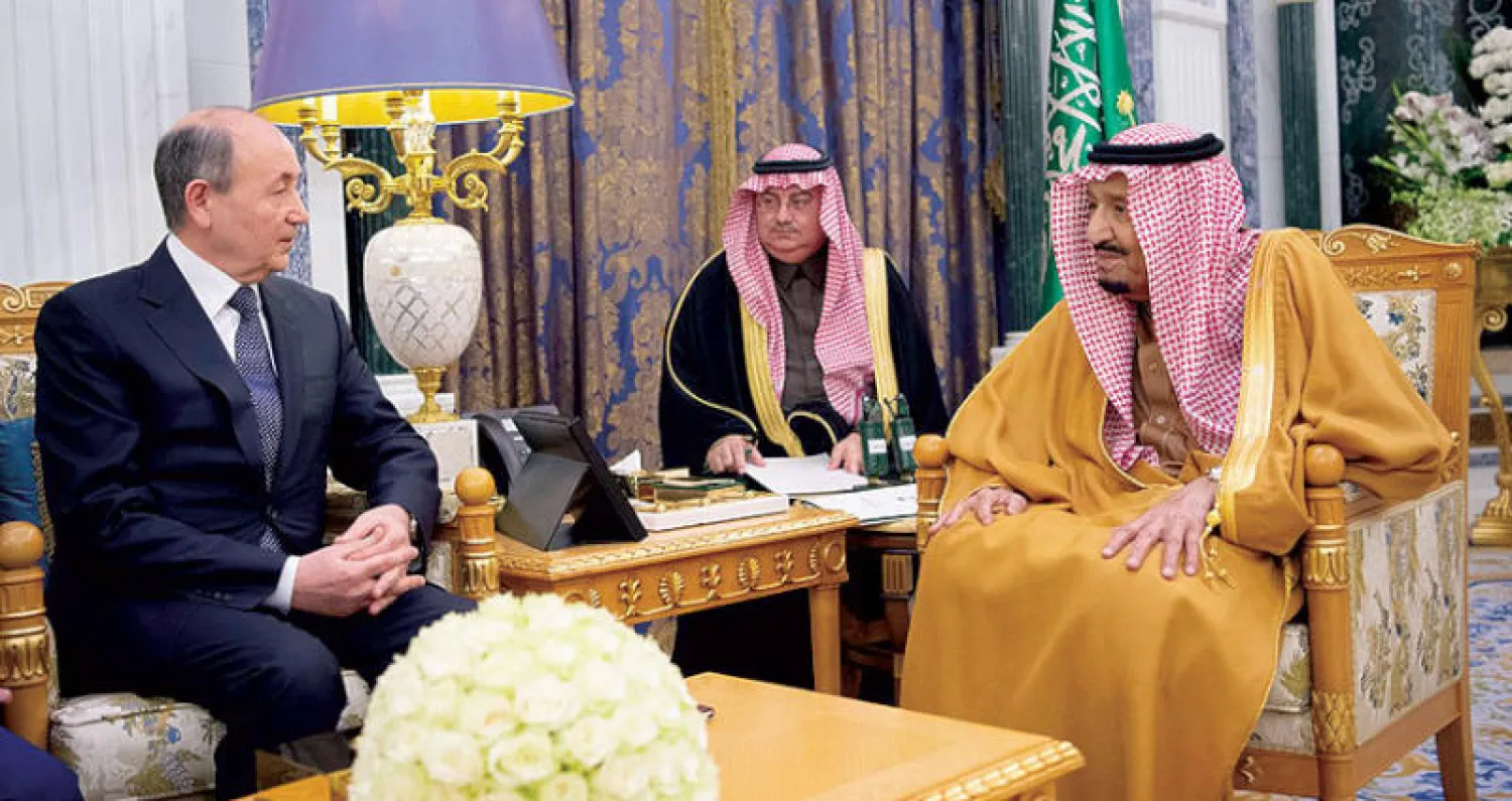 خادم الحرمين مستقبلاً وزير العدل الأذربيجاني فكرت محمدوف الذي سلمه رسالة من رئيس البلاد إلهام حيدر علييف (واس)