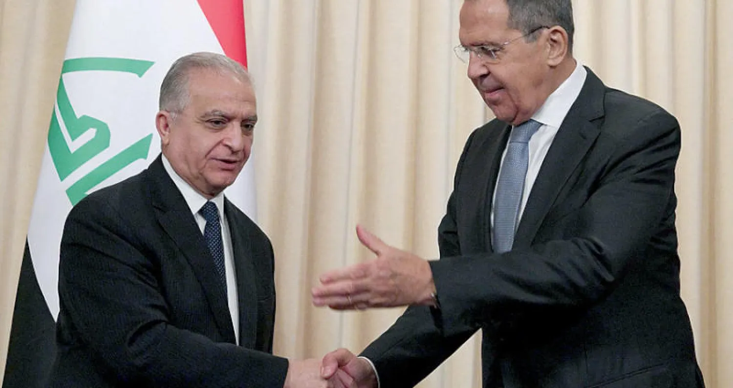 مصافحة بين وزيري الخارجية الروسي والعراقي في ختام مؤتمرهما الصحافي في موسكو أمس (أ.ف.ب)