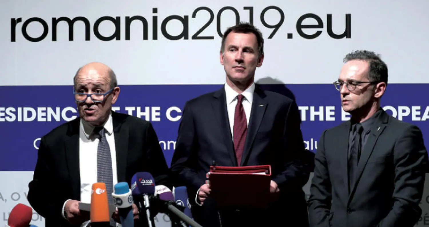 وزراء خارجية ألمانيا وفرنسا وبريطانيا أثناء قراءة بيان مشترك حول تدشين قناة جديدة للتجارة مع إيران (إ.ب.أ)