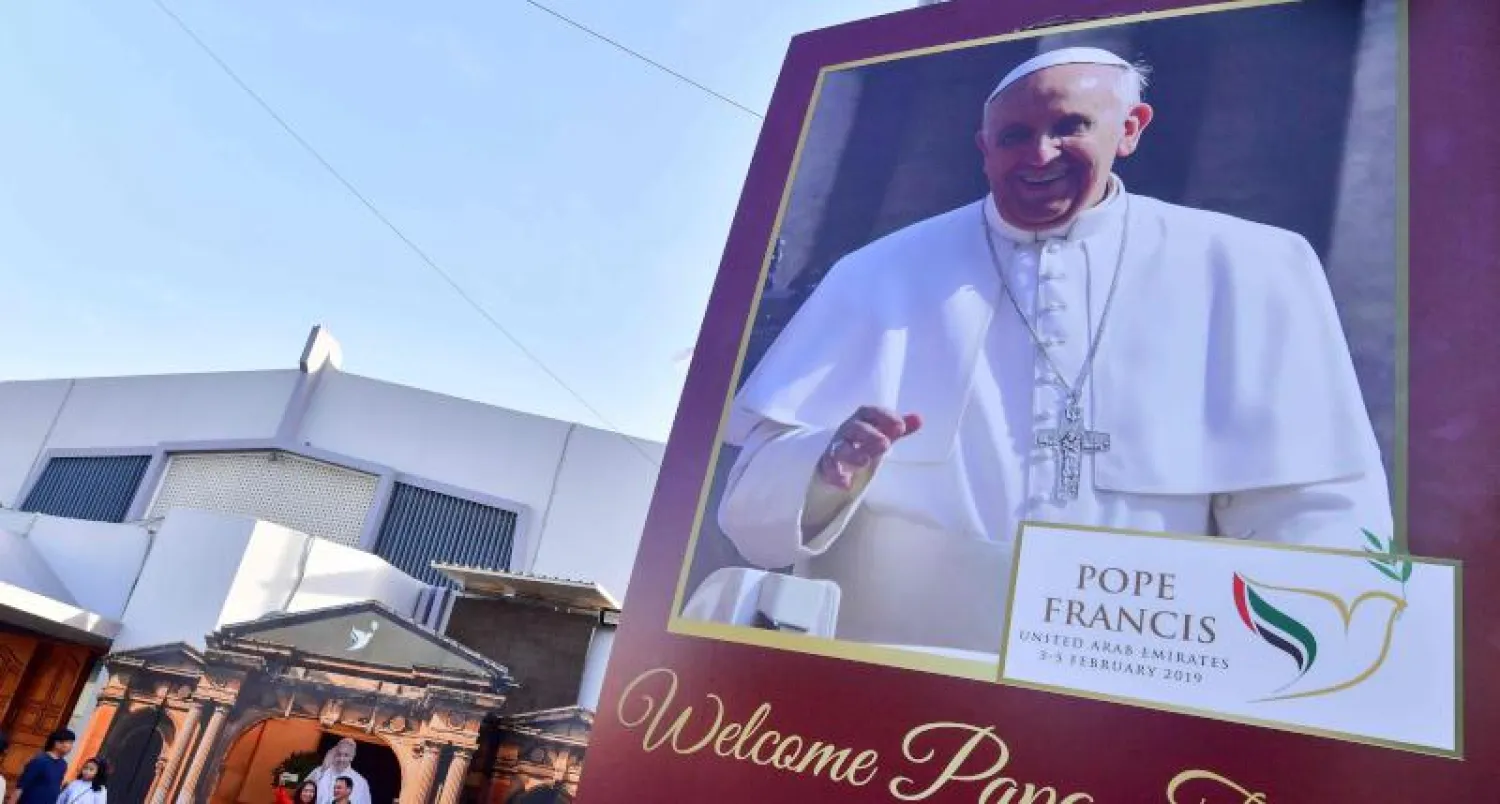 لافتات ترحيب بالبابا فرنسيس في شوارع أبوظبي (أ.ف.ب)