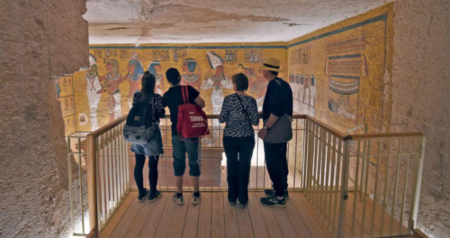 مجموعة من السياح تزور مقبرة توت عنخ آمون بالأقصر (أ.ف.ب)