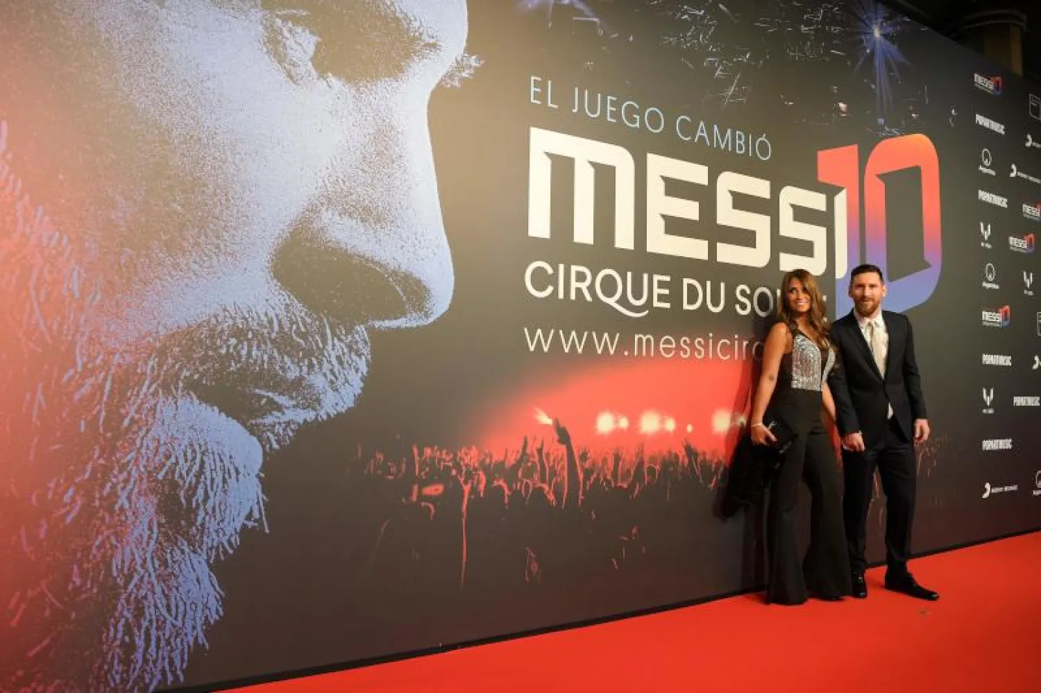 ميسي برفقة زوجته خلال حفل إطلاق «سيرك دو سوليه» عرضه الجديد الذي يحمل اسم «ميسي 10» (أ.ف.ب)