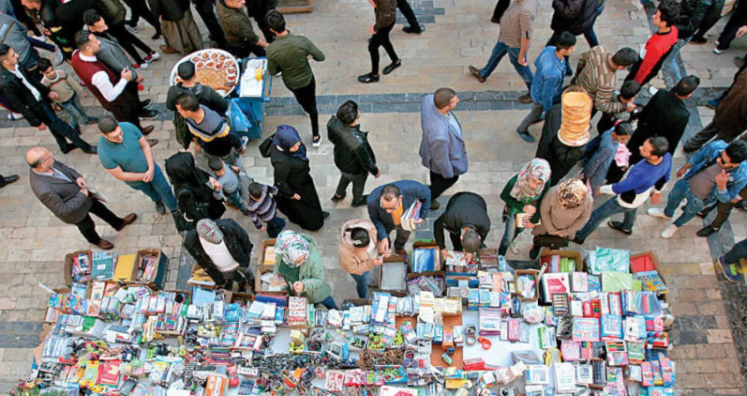 بائع كتب في شارع المتنبي ببغداد (أ.ب)