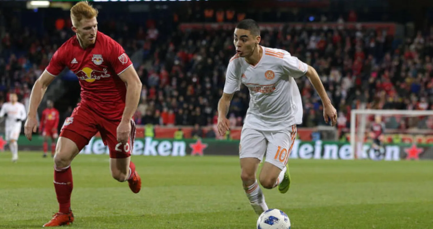 نيو كاسل حطم رقمه القياسي في التعاقدات لأول مرة منذ 2005 بضم ميجيل ألميرون (يمين) - (رويترز)