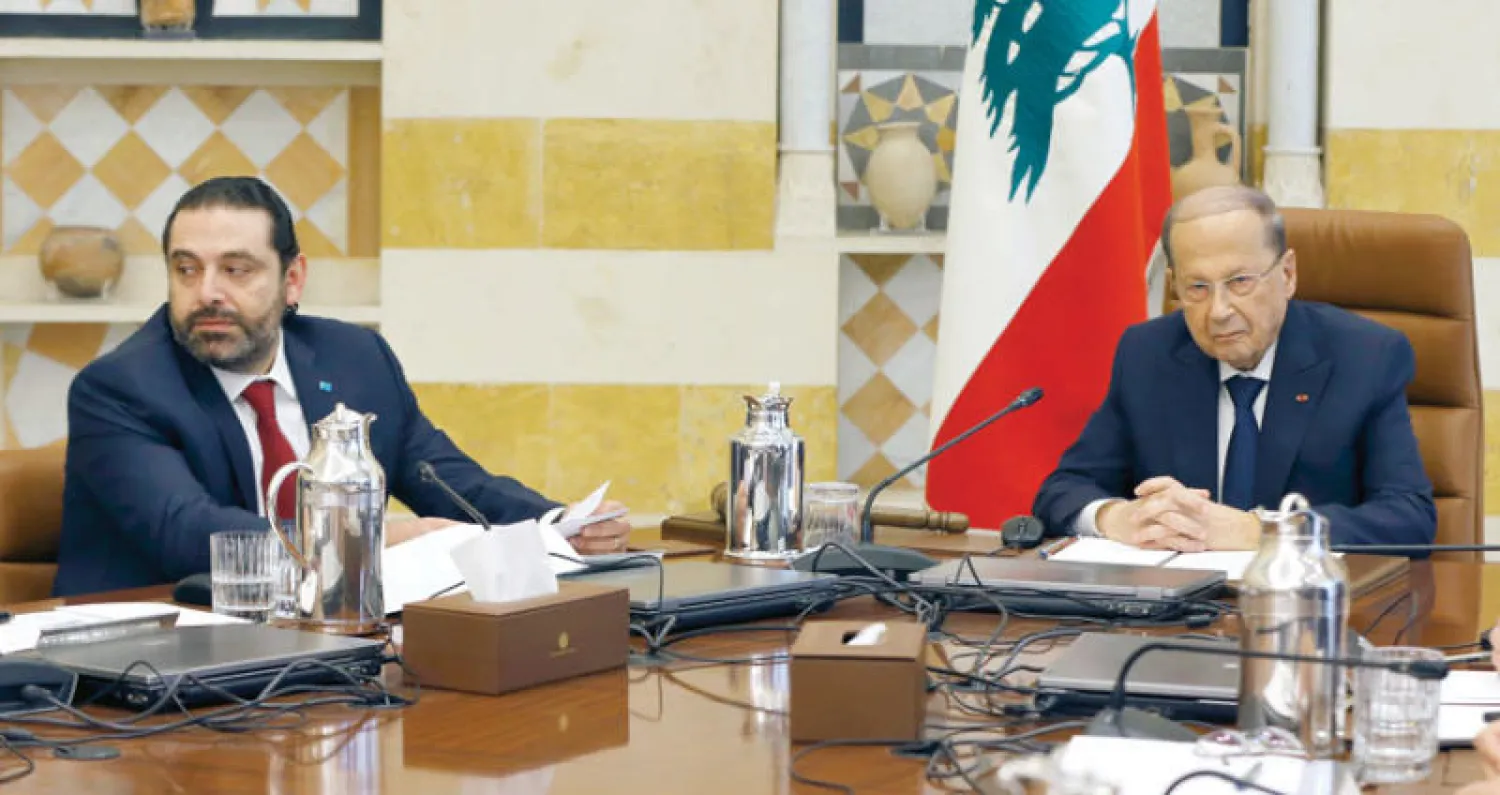 الرئيسان ميشال عون وسعد الحريري في الجلسة الأولى لمجلس الوزراء (أ.ب)