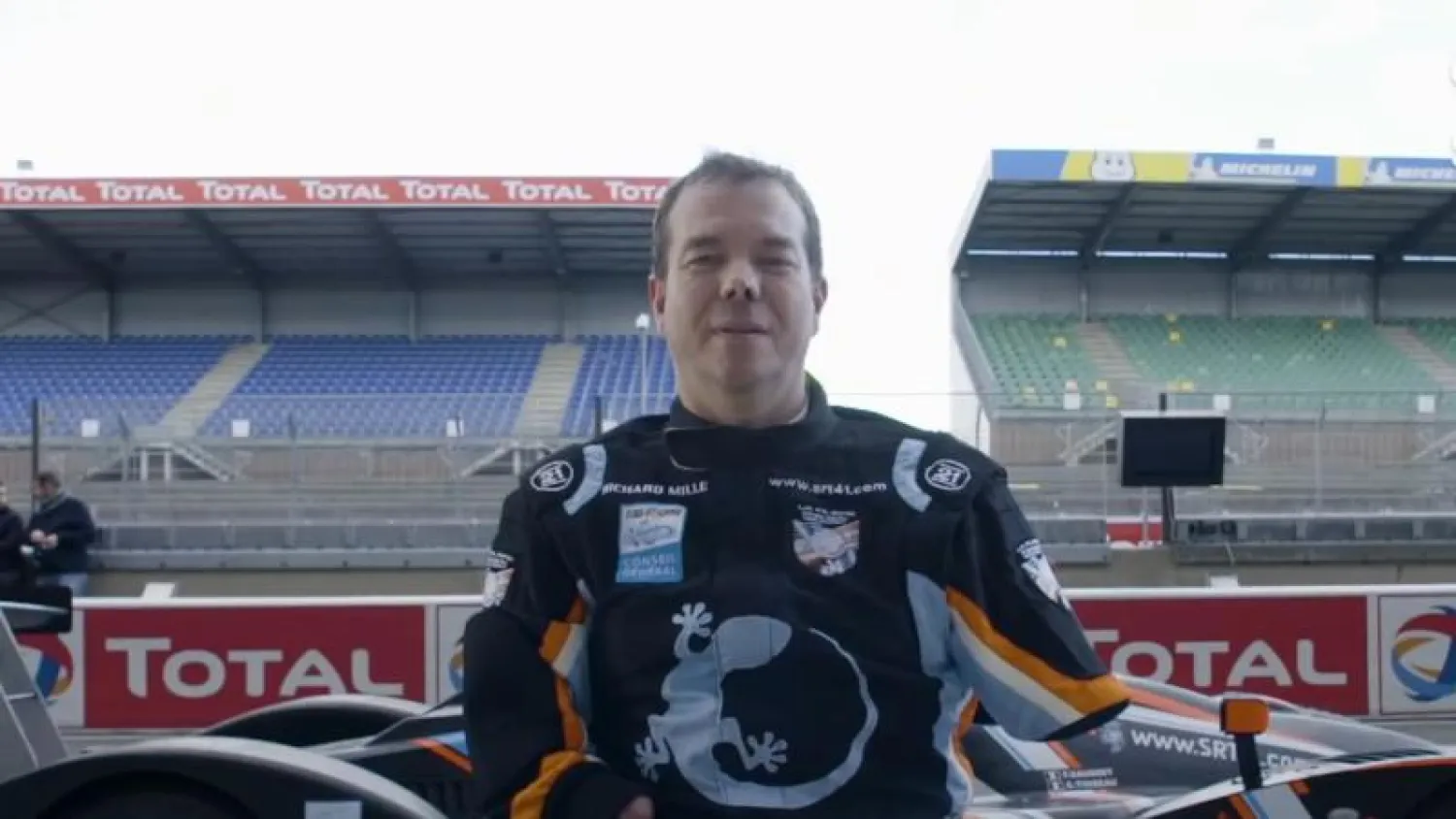 فريدريك سوسيت يرتدي ملابس خاصة بسباق السيارات (يوتيوب)