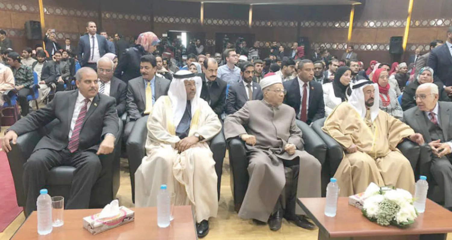 حاكم الشارقة خلال زيارته لمركز الشيخ زايد بجامعة الأزهر (الشرق الأوسط)