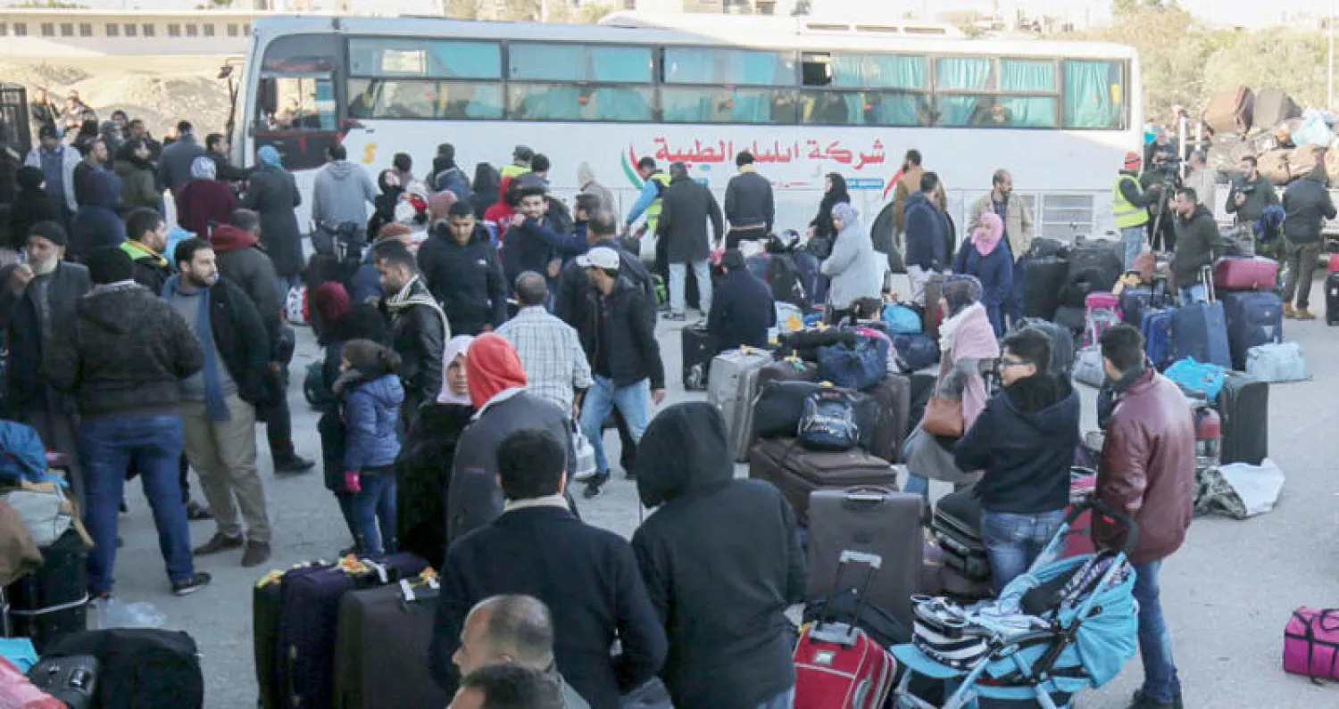 فلسطينيون في انتظار دخول مصر من معبر رفح (أ.ف.ب)