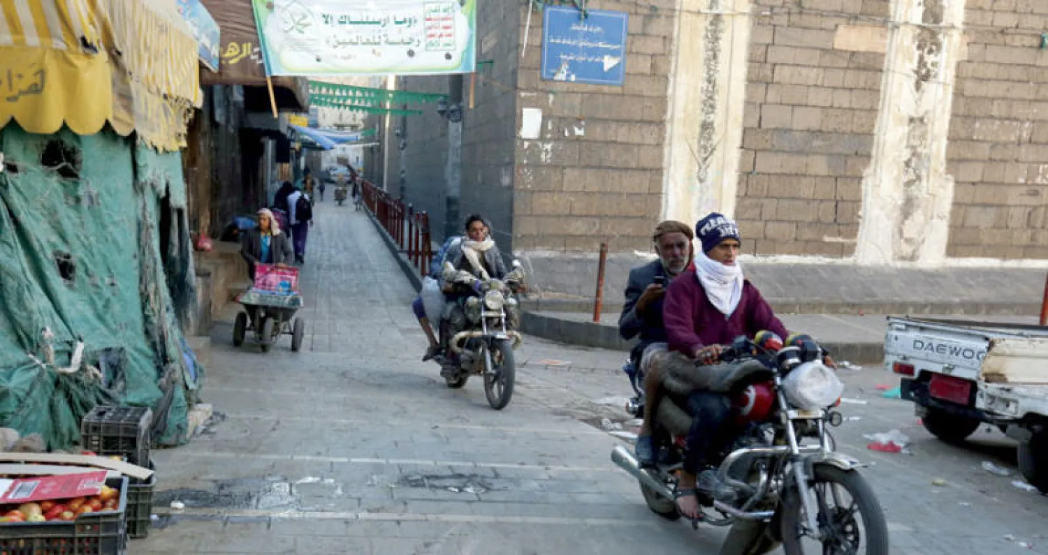 جانب من الحياة اليومية في صنعاء (إ.ب.أ)