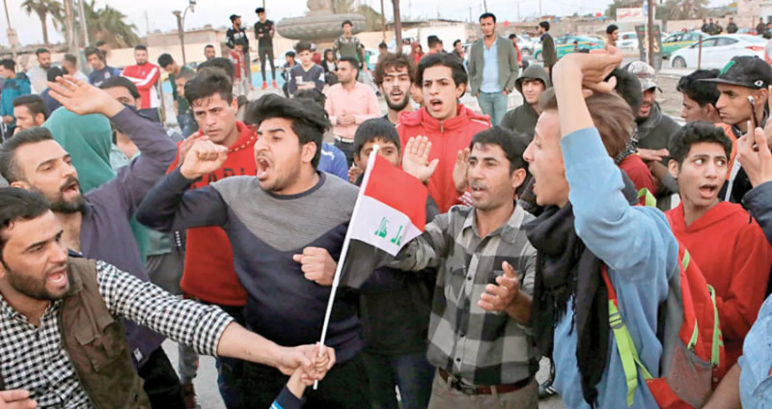 متظاهرون يحتجون أمام مجلس محافظة البصرة أول من أمس (أ.ب)