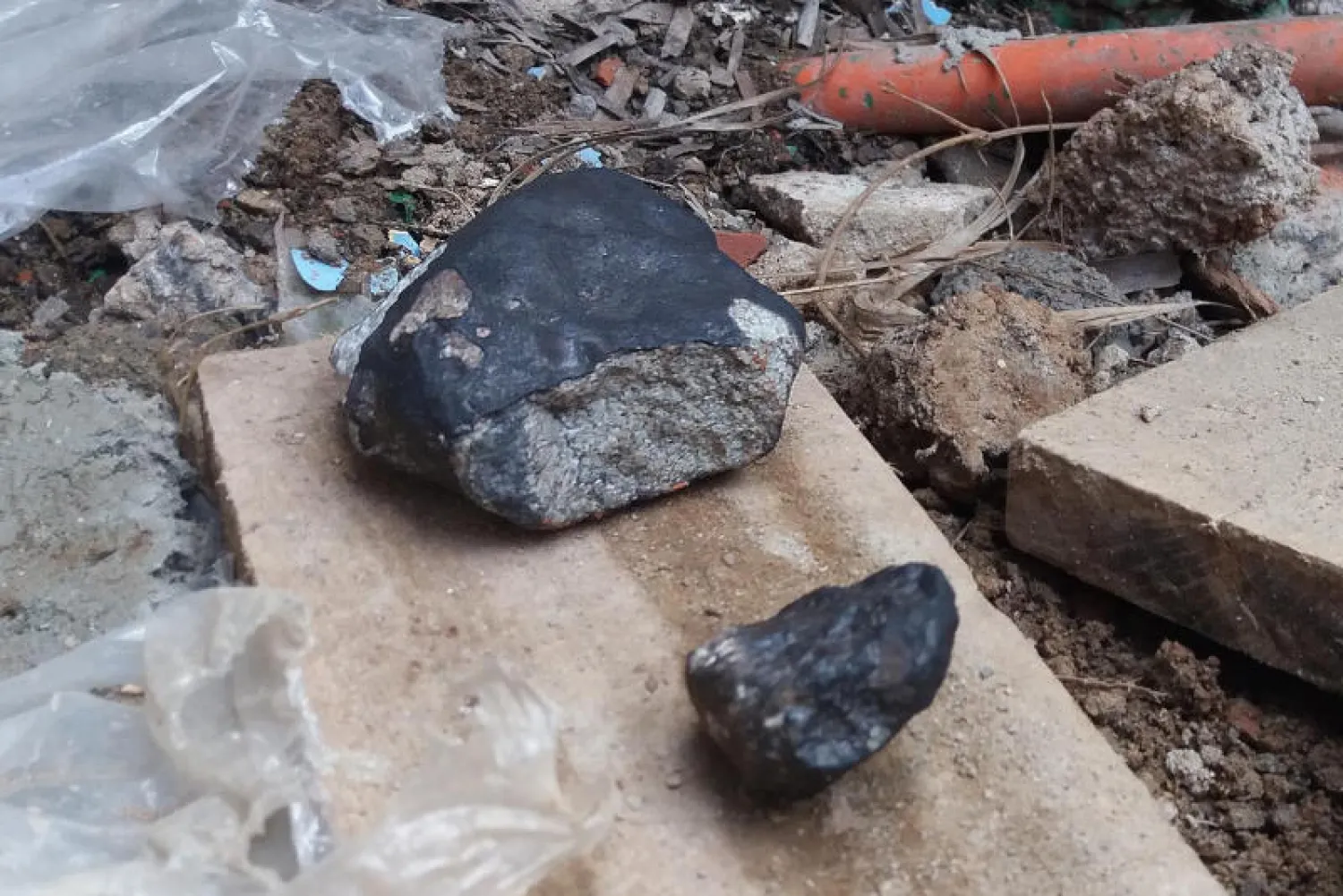 أجزاء من النيزك الذي سقط في كوبا (أ.ف.ب)