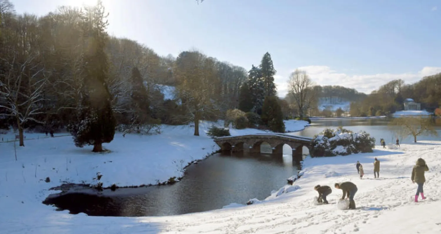 شجعت الثلوج المتساقطة في ستورهيد بجنوب شرق بريطانيا السكان على الخروج للاستمتاع برمي كرات الثلج (رويترز)