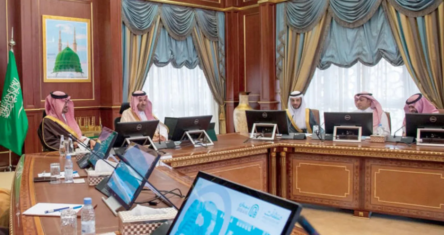 الأمير فيصل بن سلمان مترئساً فريق عمل ملتقى «بيبان المدينة» بحضور نائبه الأمير سعود بن خالد الفيصل (الشرق الأوسط)
