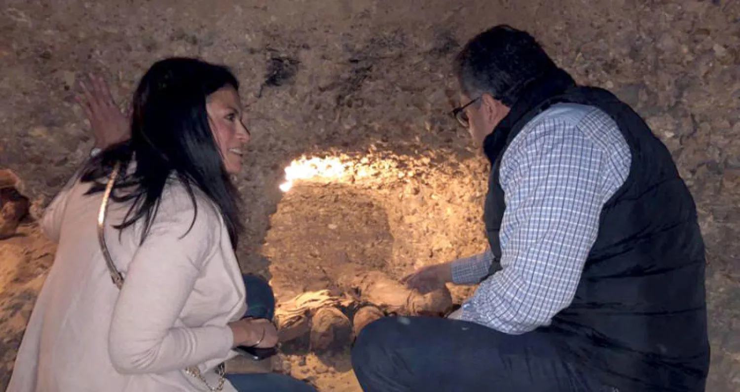 وزير الآثار المصري خالد العناني ونظيرته للسياحة رانيا المشاط في المنيا (جنوب مصر) أمس خلال إعلان أول اكتشافات العام الجديد