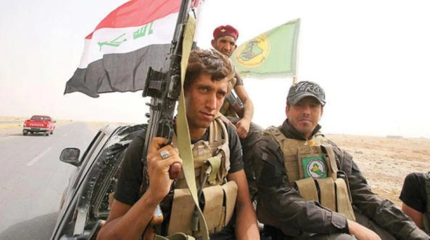 مقاتلون تابعون للحشد قرب مدينة بيجي (أ.ف.ب)