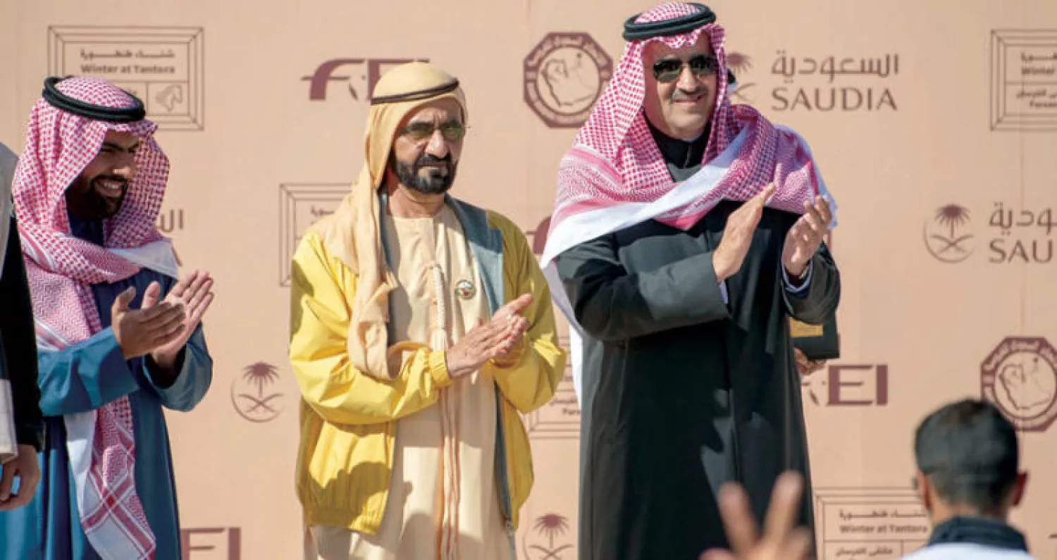 الأمير فيصل بن سلمان والشيخ محمد بن راشد والأمير بدر بن فرحان خلال تتويج الفائزين في السباق (الشرق الأوسط)