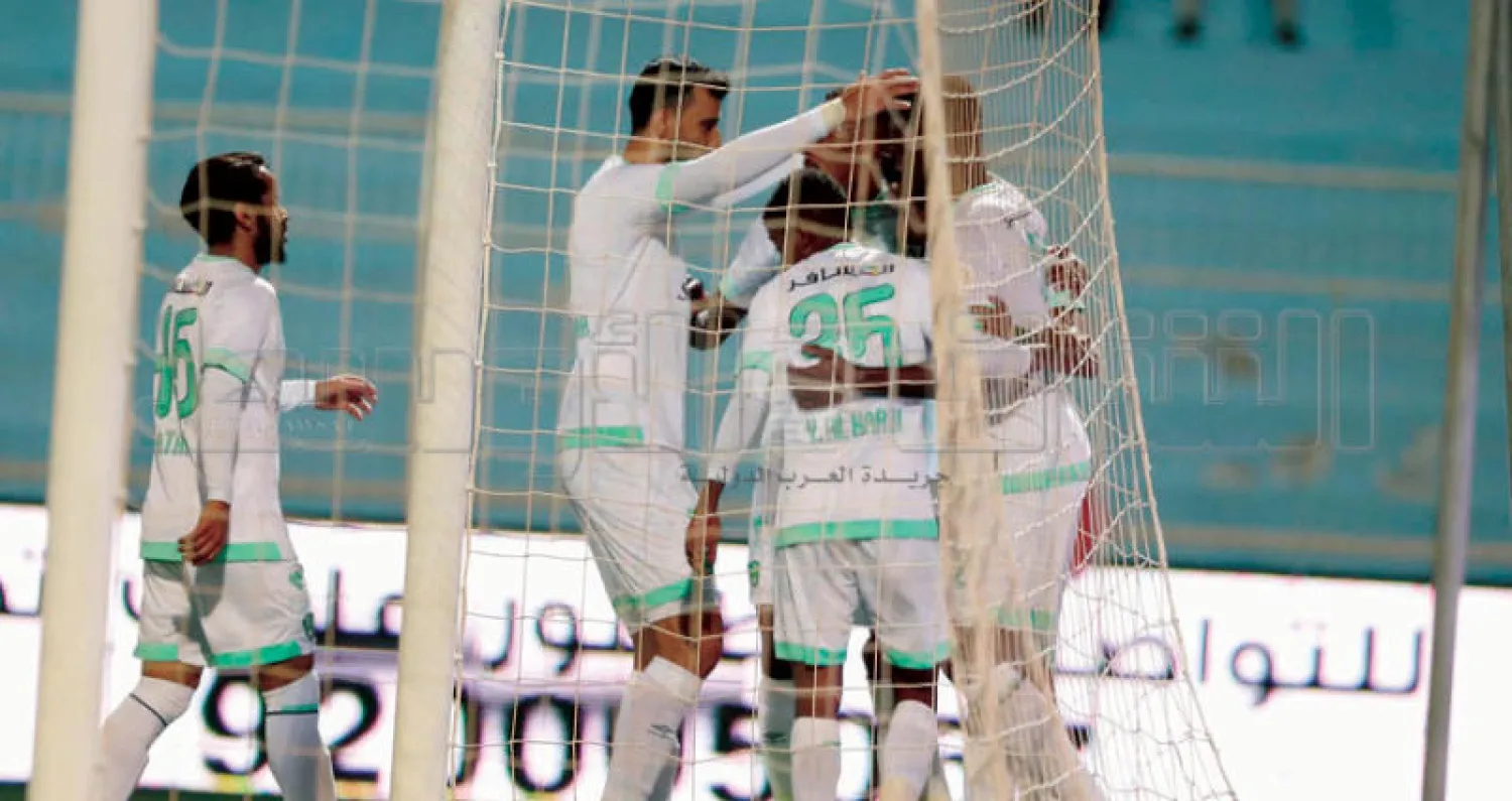 لاعبو الأهلي يحتفلون بهدف زميلهم سلمان المؤشر (تصوير: بشير صالح)