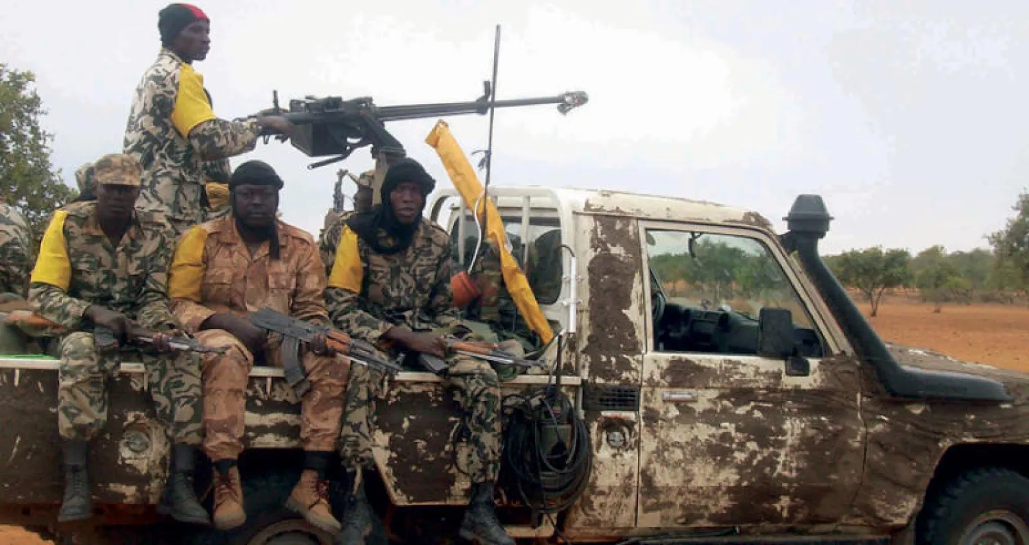 قوات من مالي تعاين موقعاً في واغادوغو بعد هجوم دامٍ لـ«القاعدة» (أ.ف.ب)