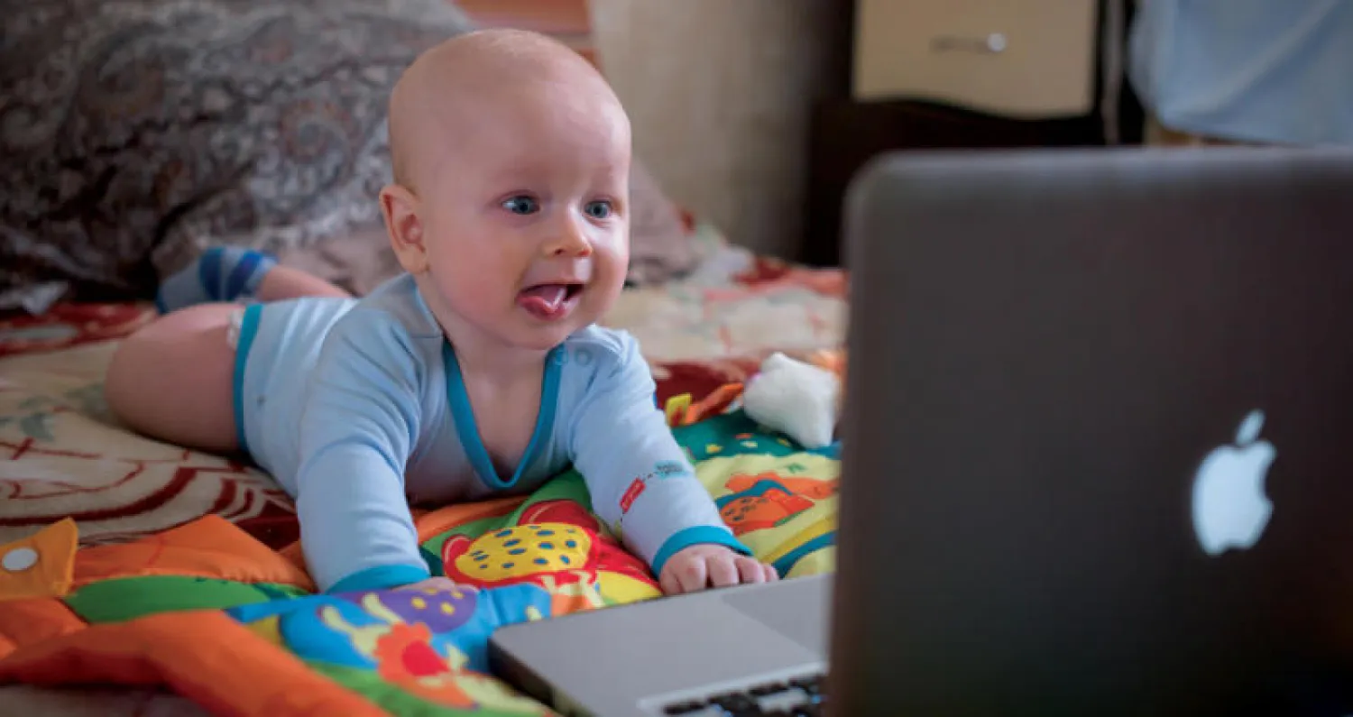 جلوس الصغار أمام الشاشات يؤثر على مهاراتهم