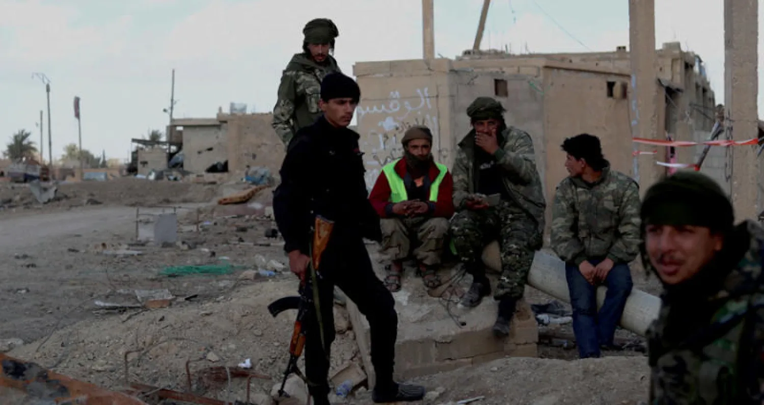 مقاتلون من «سوريا الديمقراطية» قرب قرية الباغوز بريف دير الزور شرق سوريا السبت (أ.ف.ب)